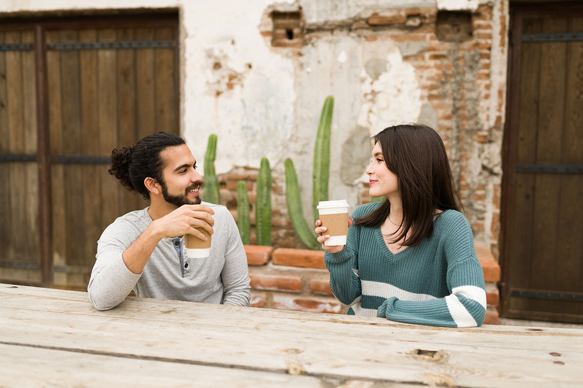 Junges Paar hat Date in einem Straßencafe