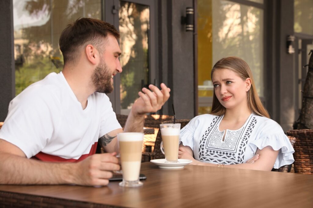 Frau und Mann unterhalten sich im Cafe